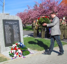 Oběti náletu připomíná nový památník