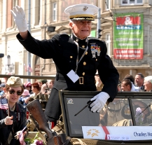 Tisíce lidí přihlížely konvoji vojenských historických vozidel