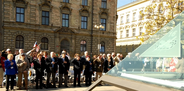 Lidé uctili památku padlých vojáků ve 2. světové válce