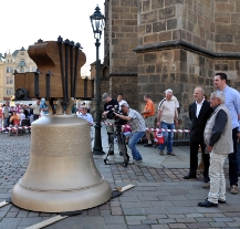 Zvon Hroznata zaplnil volné místo na provizorní zvonici