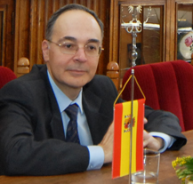 Maturitní vysvědčení převzali studenti česko-španělského gymnázia z rukou velvyslance