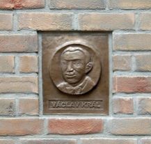 Pamětní deska připomíná hrdinský čin rodiny Králových