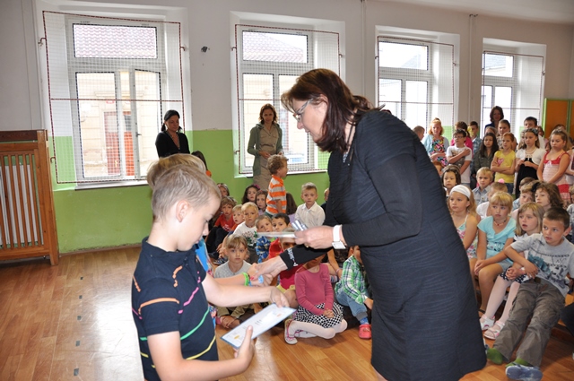 Předávání vysvědčení na základní škole v Božkově