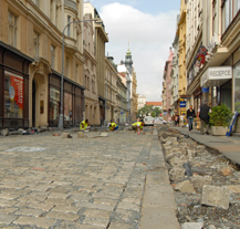 Stavební práce v centru města pokračují podle plánu