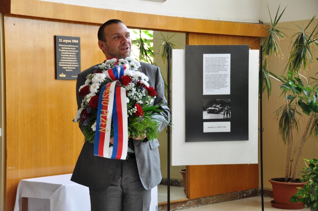 Položení květin u pamětní desky v budově Českého rozhlasu Plzeň