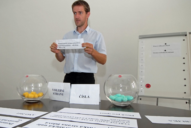 Na magistrátu se dnes losovala čísla pořadí volebních stran