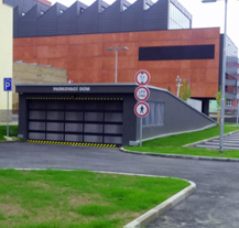 Nový parkovací dům v Pobřežní ulici nabízí 166 míst k stání