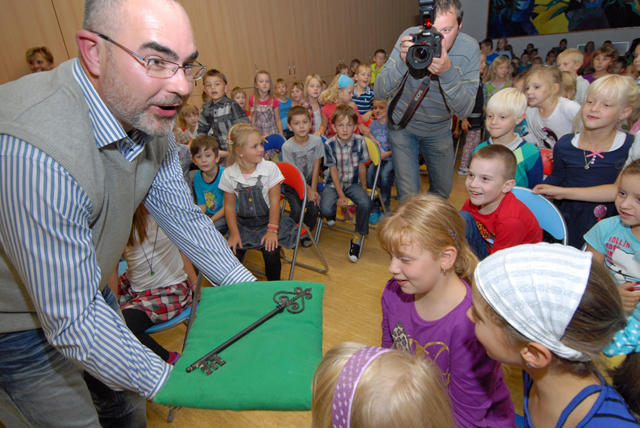 Převzetím klíče od města zahájili na 28. základní škole celoroční vědomostní hru