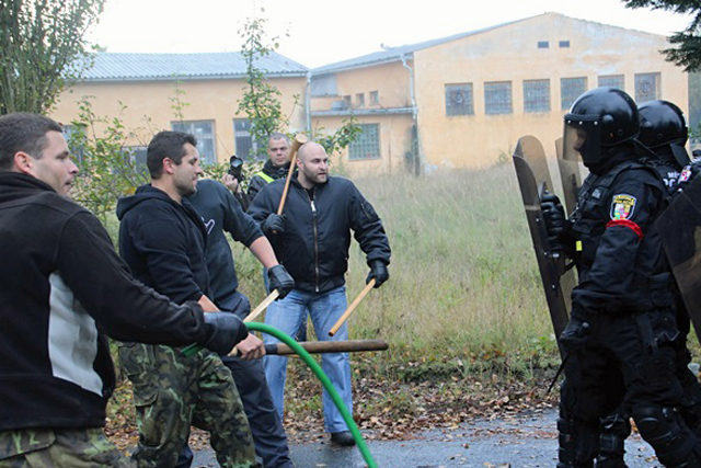 Na letišti v Líních cvičily pořádkové jednotky městské policie a členů plzeňské věznice