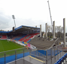 Dostavba jižní strany tribuny stadionu pokračuje podle plánu