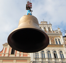 Největší ze čtyř nových zvonů pro katedrálu svatého Bartoloměje je v Plzni