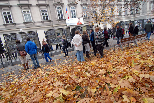 Před Studijní a vědeckou knihovnou se sešli ti, kteří chtěli prostřednictvím okamžiků zachycených fotoaparátem Radovana Kodery vzpomenout, jak se situace v listopadu 1989 vyvíjela přímo v Plzni.