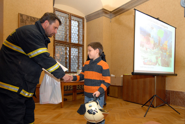 Vítězové výtvarné soutěže Kdy zavolat 150 si převzali svá ocenění