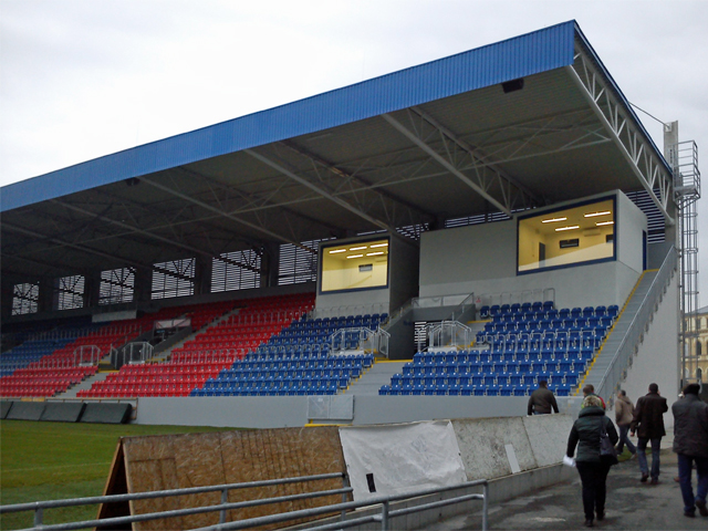 Stavba jižní části tribuny na stadionu ve Štruncových sadech je hotova