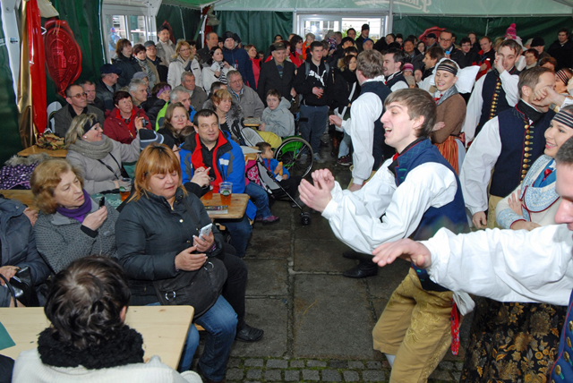 Sobotní oslavy zahájila veselice v pivovaru