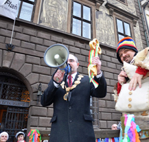 Po roce se k vládě nad městem dostaly na jeden den maškary