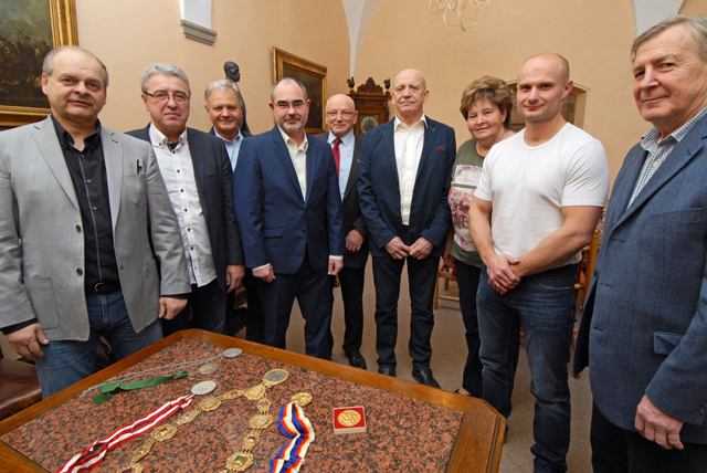 Primátor Martin Zrzavecký a radní Michal Dvořák se setkali se zástupci Nadačního fondu západočeských olympioniků