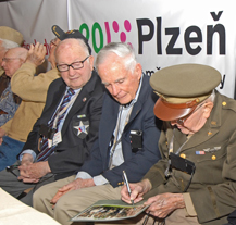 Beseda s válečnými veterány byla plná emocí, lidé jim věnovali dárky na památku