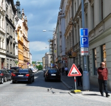 Vodorovné modré značení se objeví v ulicích Plzně, usnadní parkování