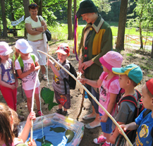 Ekologickou vycházku si děti užily na Sofronce