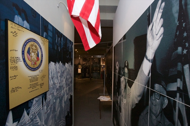 Nejnovějším exponátem Patton Memorial Pilsen je plátno s motivem plzeňského znaku, státních vlajek a s třinácti podpisy amerických veteránů, kteří se zúčastnili letošních jubilejních oslav osvobození