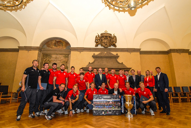 Primátor města Plzně Martin Zrzavecký a jeho náměstci i radní přijali dnes hráče a vedení klubu FC Viktoria Plzeň
