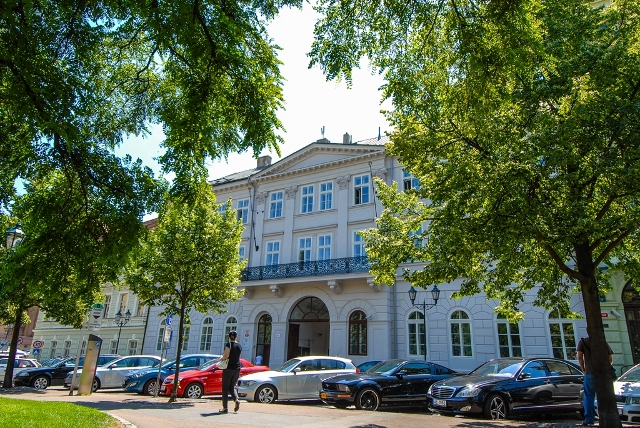 Plzeň nechala obnovit průčelí městského domu Kamerál, významné empírové stavby