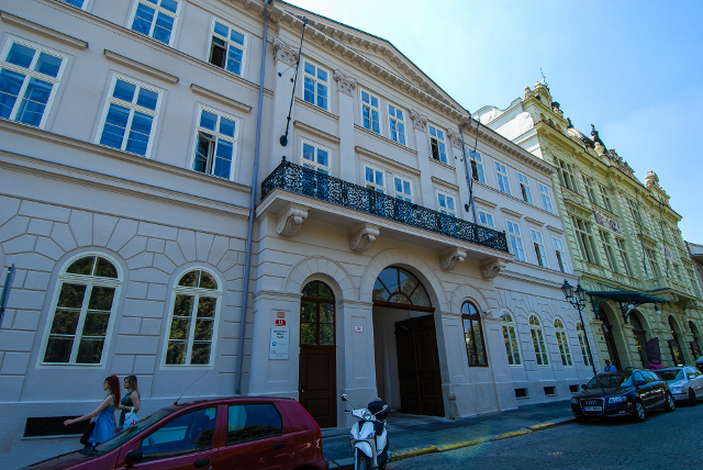 Plzeň nechala obnovit průčelí městského domu Kamerál, významné empírové stavby