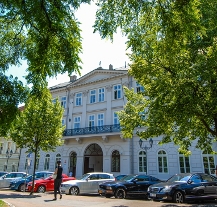 Plzeň nechala obnovit průčelí městského domu Kamerál, významné empírové stavby