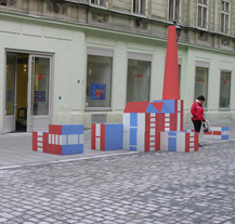 Ladislava Sutnara připomene sklokeramická plastika Build the Town