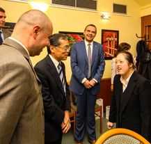 Fenomenální Japonka vystavuje kaligrafie v Plzni