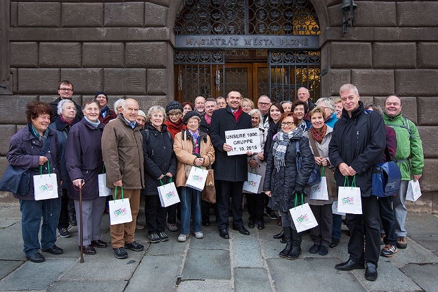 Foto: Účastníky tisící prohlídky letos zorganizované Turistickým informačním centrem přivítal v sobotu náměstek primátora Martin Baxa. Jednalo se o skupinu z Evangelické státní akademie v Norimberku. Kromě historického centra města si bavorští turisté  s průvodcem prohlédli také Loosovy interiéry a katedrálu sv. Bartoloměje.
