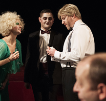 Tématem jevištního zpracování románu Mefisto je problém kariérismu