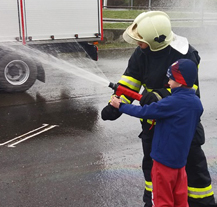 Žáci z 33. základní školy si vyzkoušeli práci dobrovolných hasičů