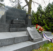 Plzeň uctila oběti 2. světové války u památníku na novém židovském hřbitově