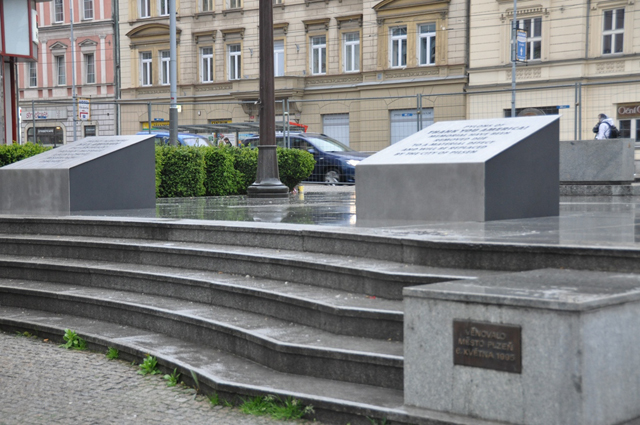Plzeň nechala odstranit poškozené pylony pomníku Díky, Ameriko!