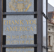Plzeň nechala odstranit poškozené pylony pomníku Díky, Ameriko!