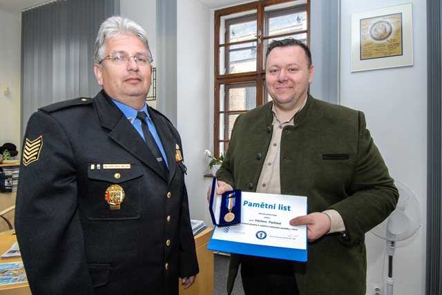 Václav Pach byl oceněn velitelem městské policie za statečný přístup a pomoc napadené