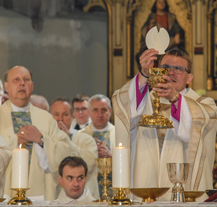 Plzeň má nového biskupa, Tomáš Holub přijal v katedrále sv. Bartoloměje biskupské svěcení