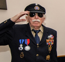 U pamětních desek na radnici položili američtí a belgičtí veteráni květiny