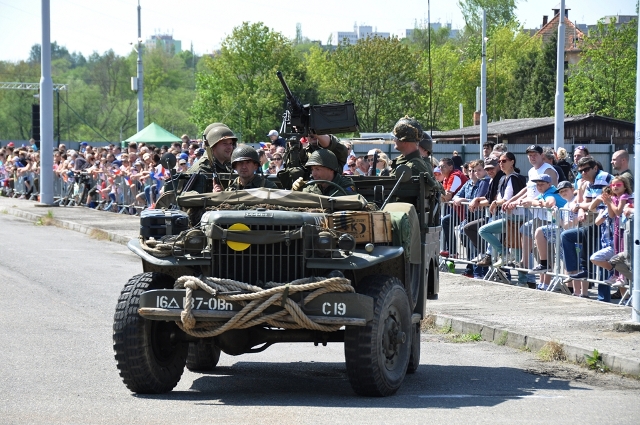Historickou vojenskou techniku obdivovali lidé v DEPO2015, na náměstí Republiky je připraven bohatý kulturní program