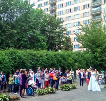 Učitelé a žáci autistických tříd uspořádali zahradní slavnost