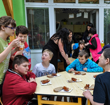 Děti ze speciální základní školy si užily zahradní slavnost