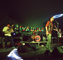 Živá ulice nabízí kromě hudebního programu i přehlídku alternativní módy a designu