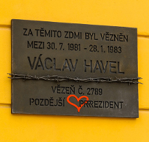 Václav Havel má v Plzni pamětní desku, je na zdi věznice, v níž strávil 18 měsíců