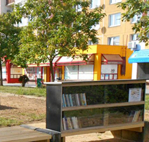 Prostor před knihovnou na Vinicích se proměnil ve čtecí oázu