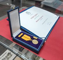 Plzeňané si mohou prohlédnout státní vyznamenání pro Luďka Pika