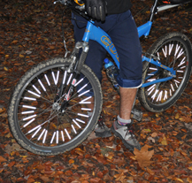 Bezpečnost cyklisty výrazně zvyšují světla, odrazky a reflexní prvky