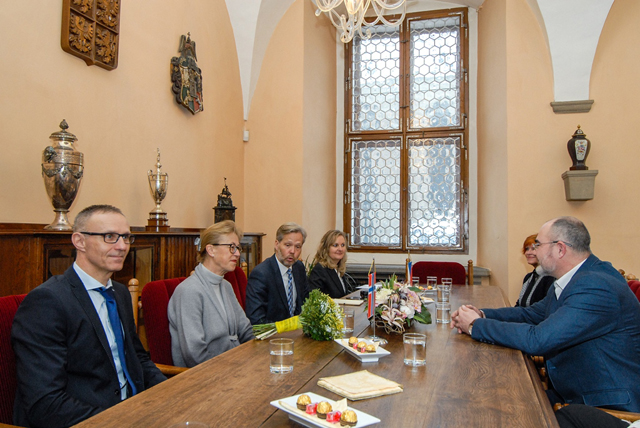 Svůj pobyt v Plzni zahájila velvyslankyně návštěvou radnice