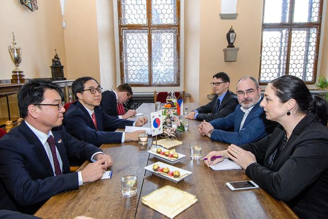 Korejský velvyslanec navštívil radnici, tématem byly Doosan Škoda Power i studentský program (foto: M. Pecuch, 13.2.2017)